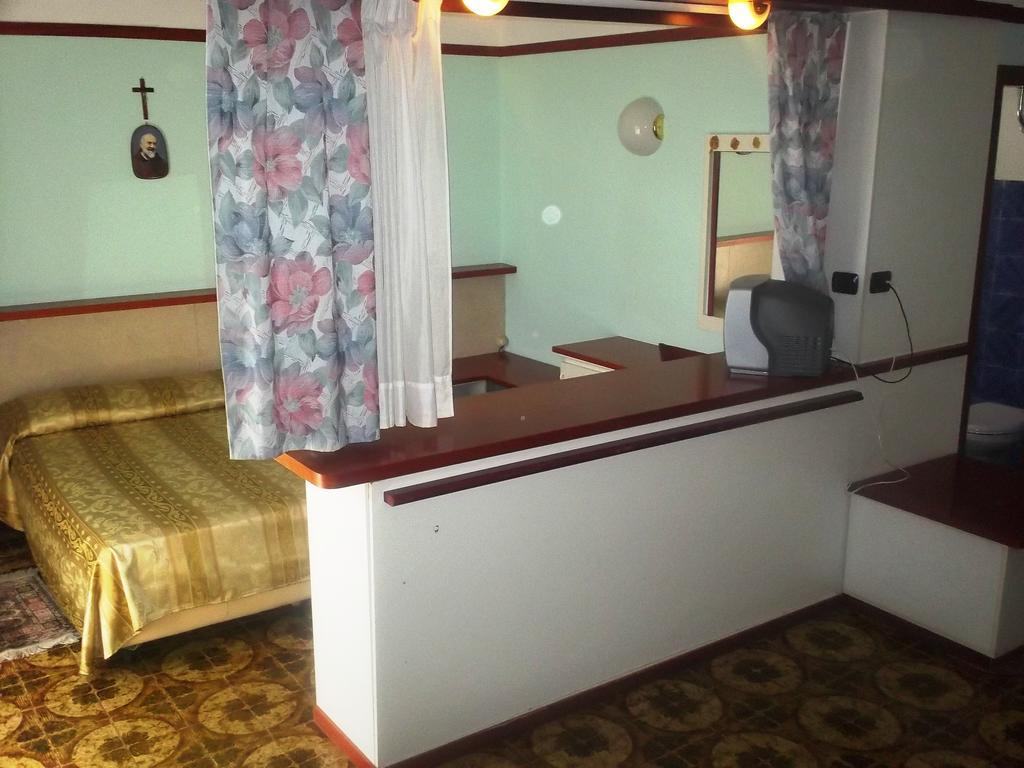 Hotel Gaggiano Сан-Джованні-Ротондо Номер фото